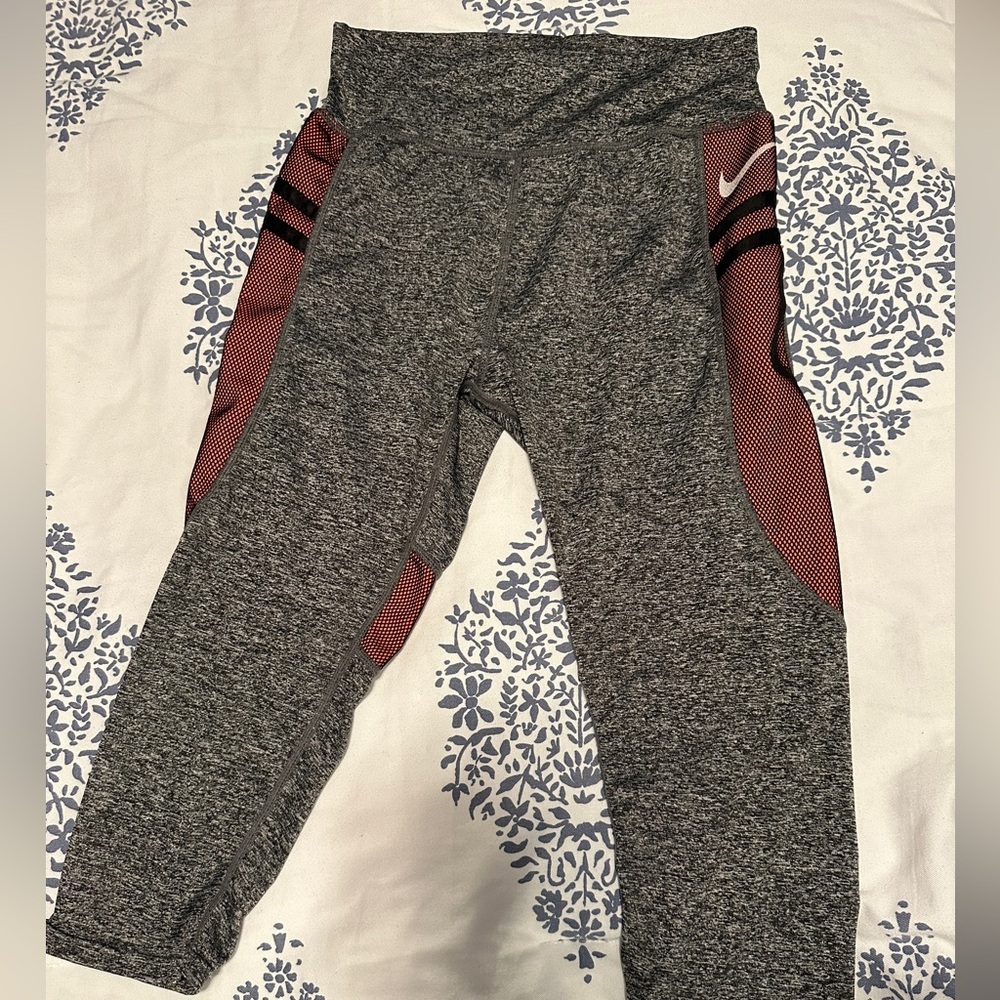 Nike women’s cropped leggings